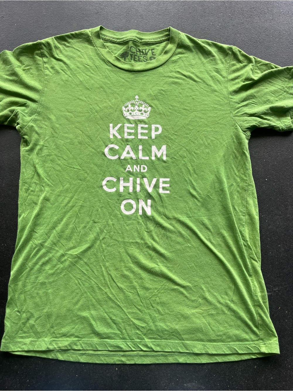 OG Keep Calm and Chive On Green Graphic men’s small Tee